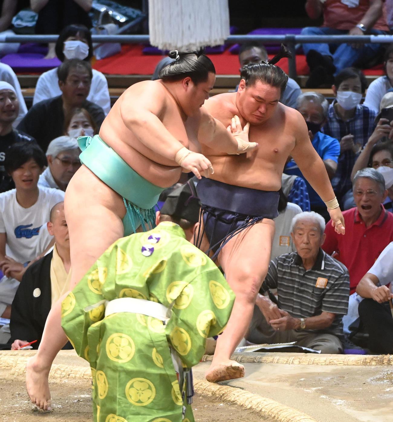 琴ノ若に押し出しで敗れる豊昇龍（右）（撮影・森本幸一）