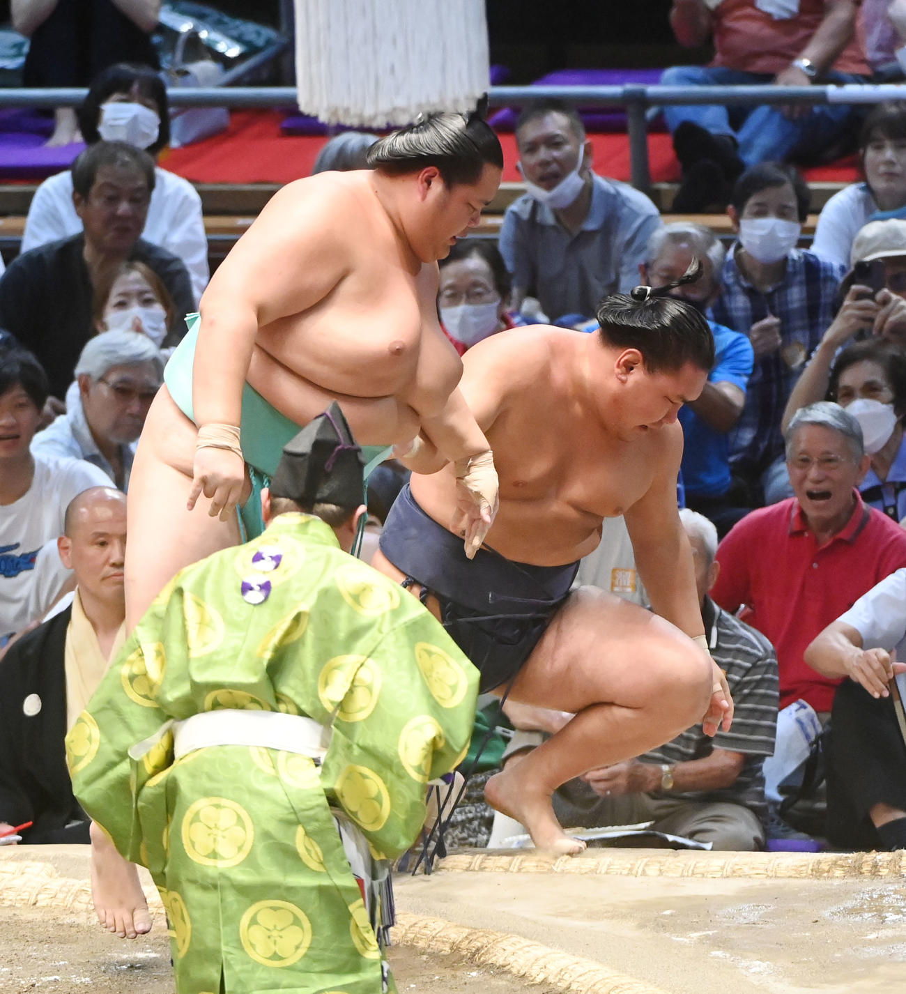 琴ノ若に押し出しで敗れる豊昇龍（右）（撮影・森本幸一）