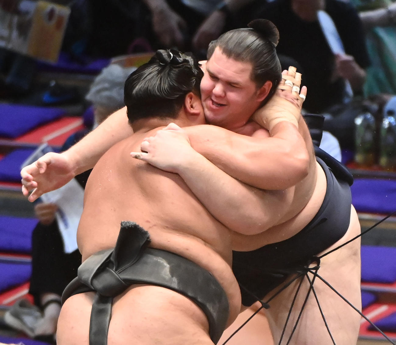 荒篤山と立ち合いぶつかる獅司（右）（撮影・森本幸一）