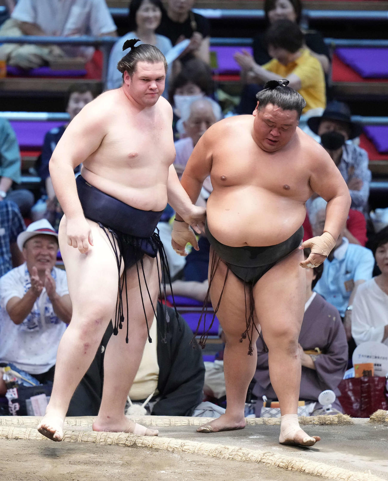 獅司（左）は荒篤山を寄り切りで破る（撮影・小沢裕）