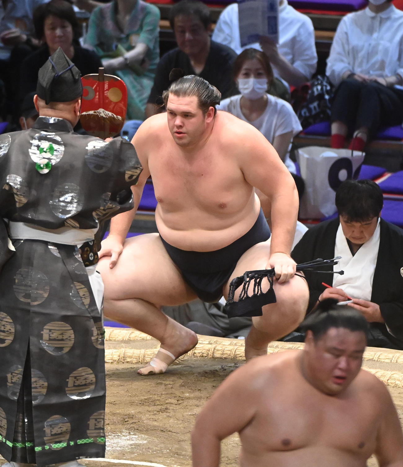 荒篤山を寄り切りで破り勝ち名乗りを受ける獅司（右）（撮影・森本幸一）