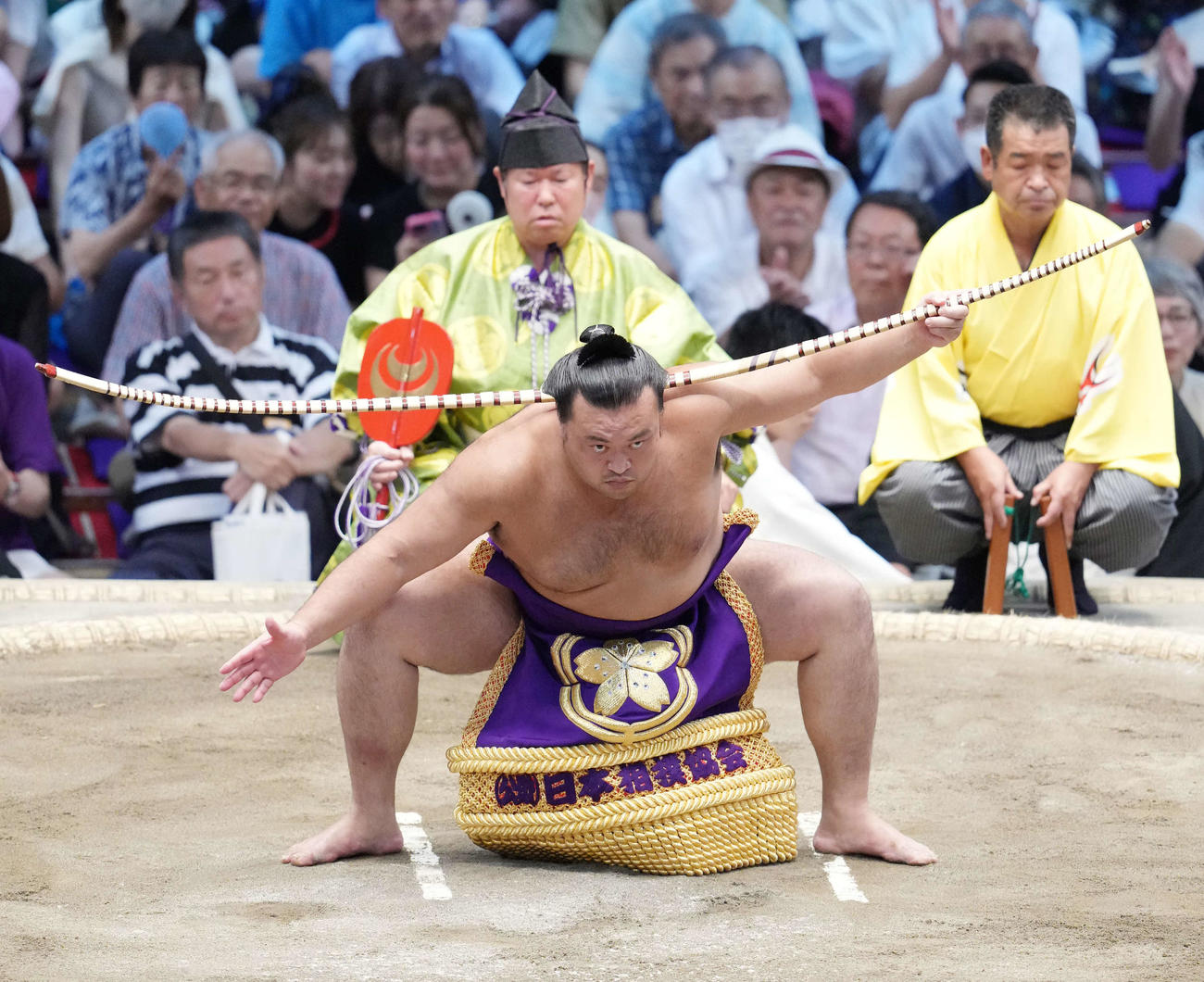 弓取り式に臨む勇輝（撮影・小沢裕）