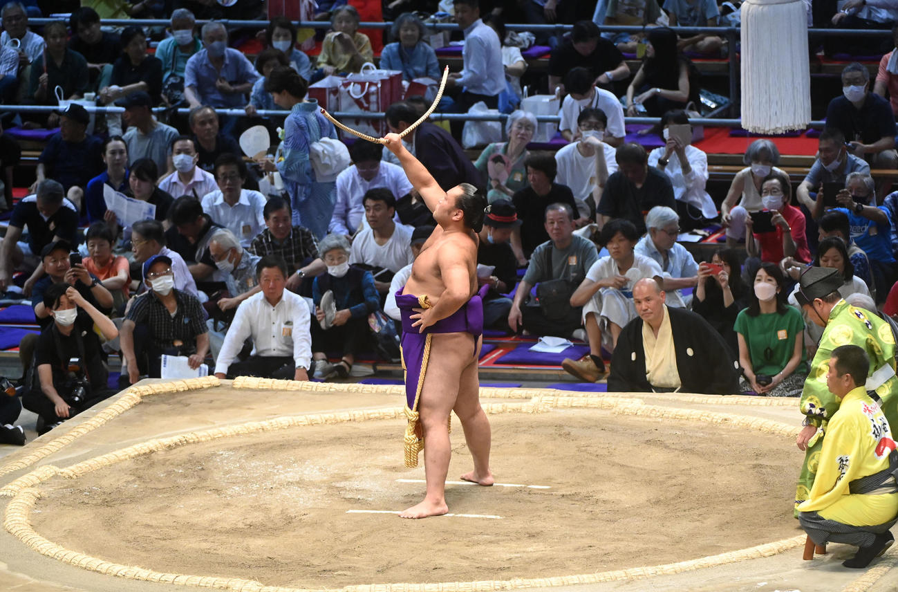 弓取り式を行う勇輝（撮影・森本幸一）