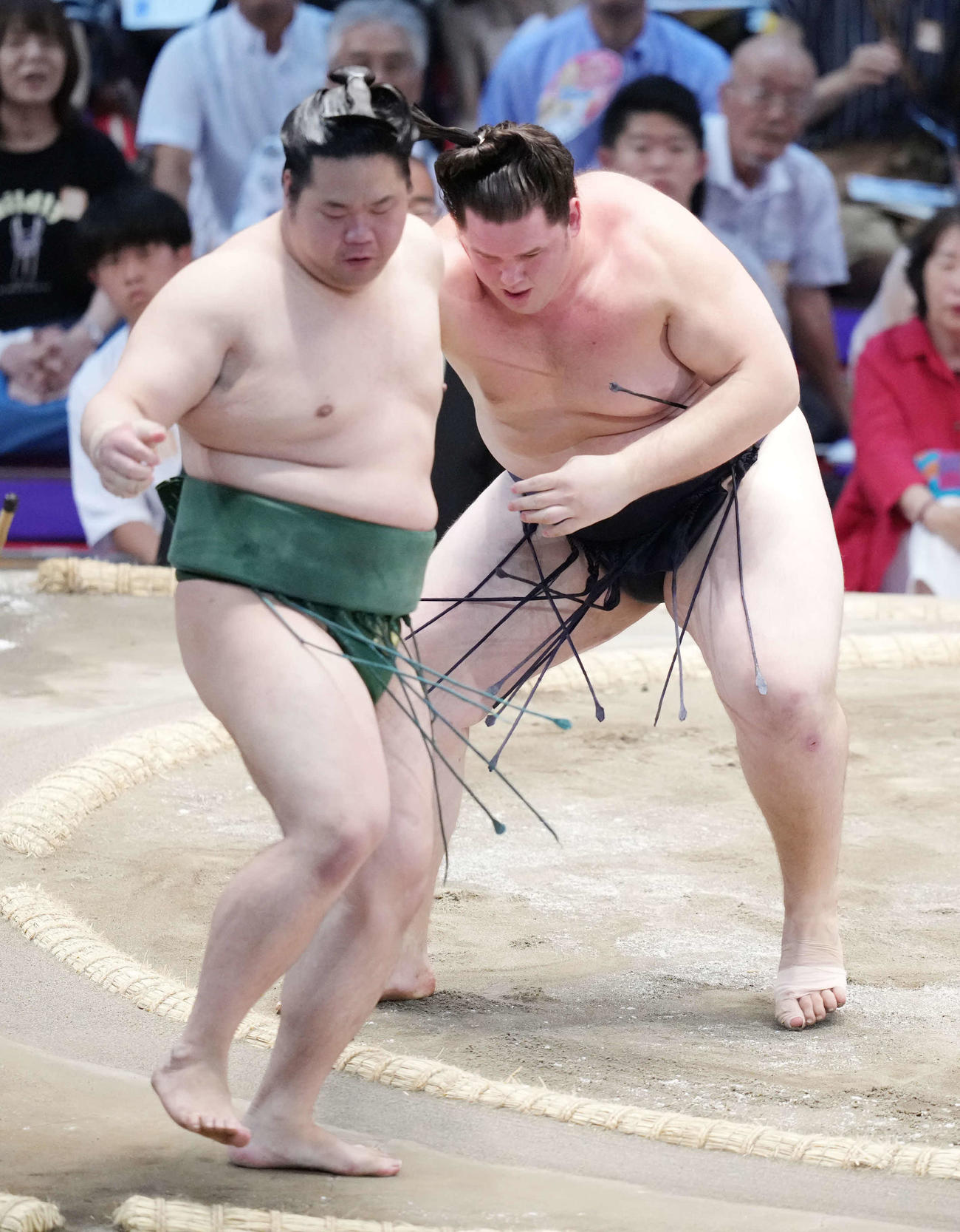 東白龍（左）を押し出しで破る獅司（撮影・小沢裕）