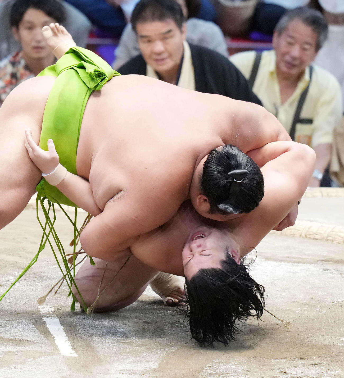 輝鵬（下）は天空海に浴びせ倒しで敗れる（撮影・小沢裕）