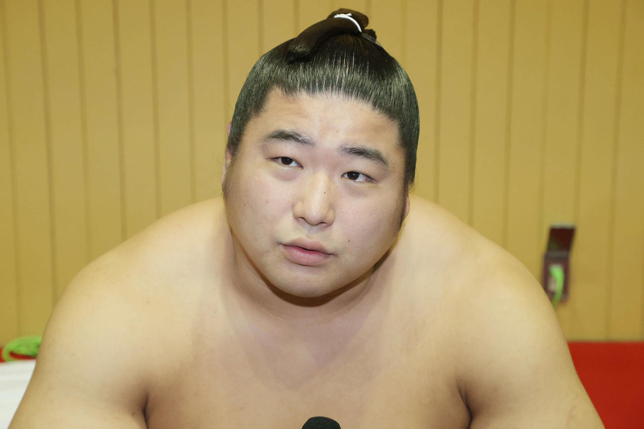 支度部屋で囲み取材に臨む若元春（代表撮影）