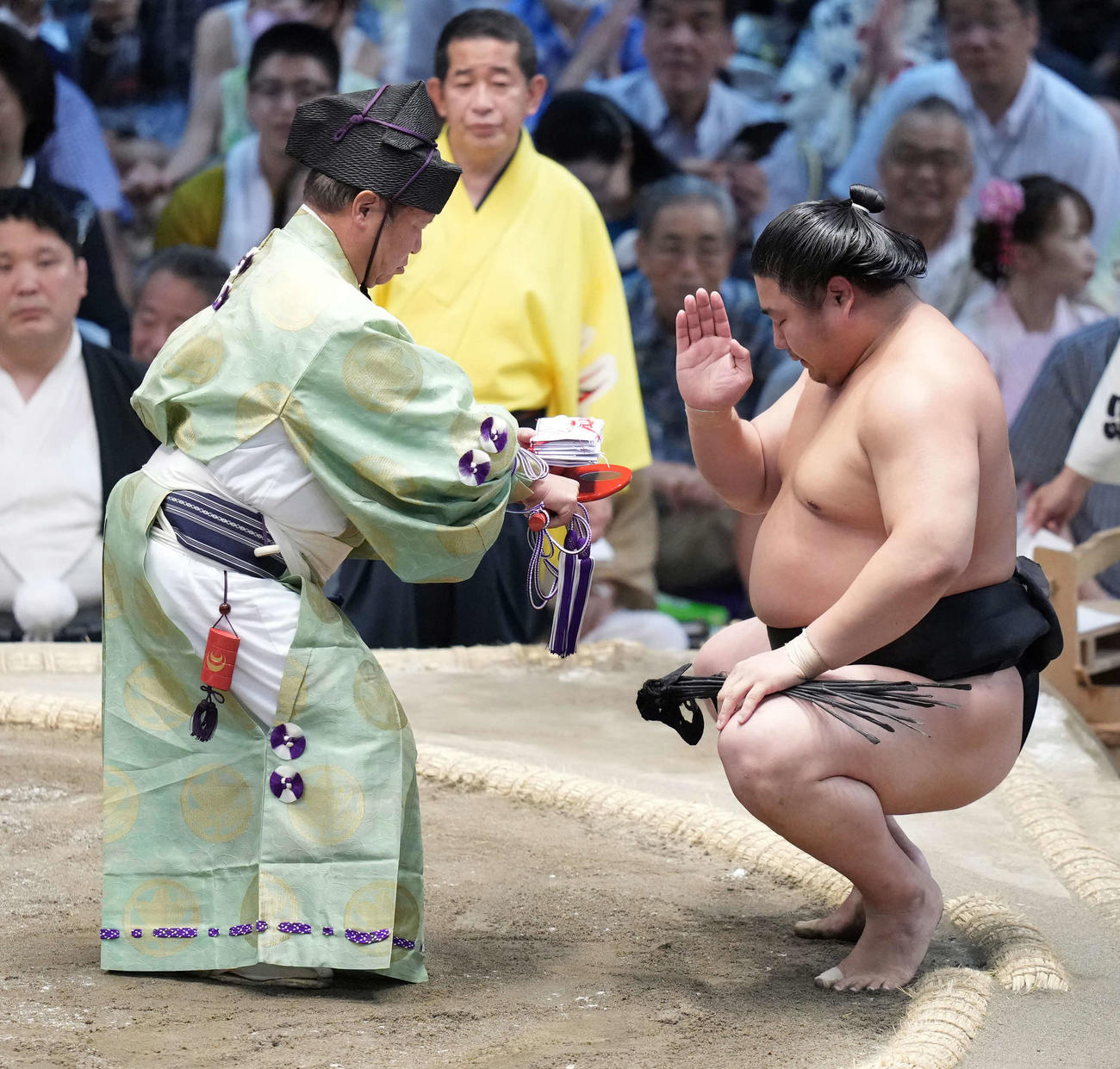 3敗目を死守した若元春は手刀を切って懸賞金を受け取る（撮影・小沢裕）