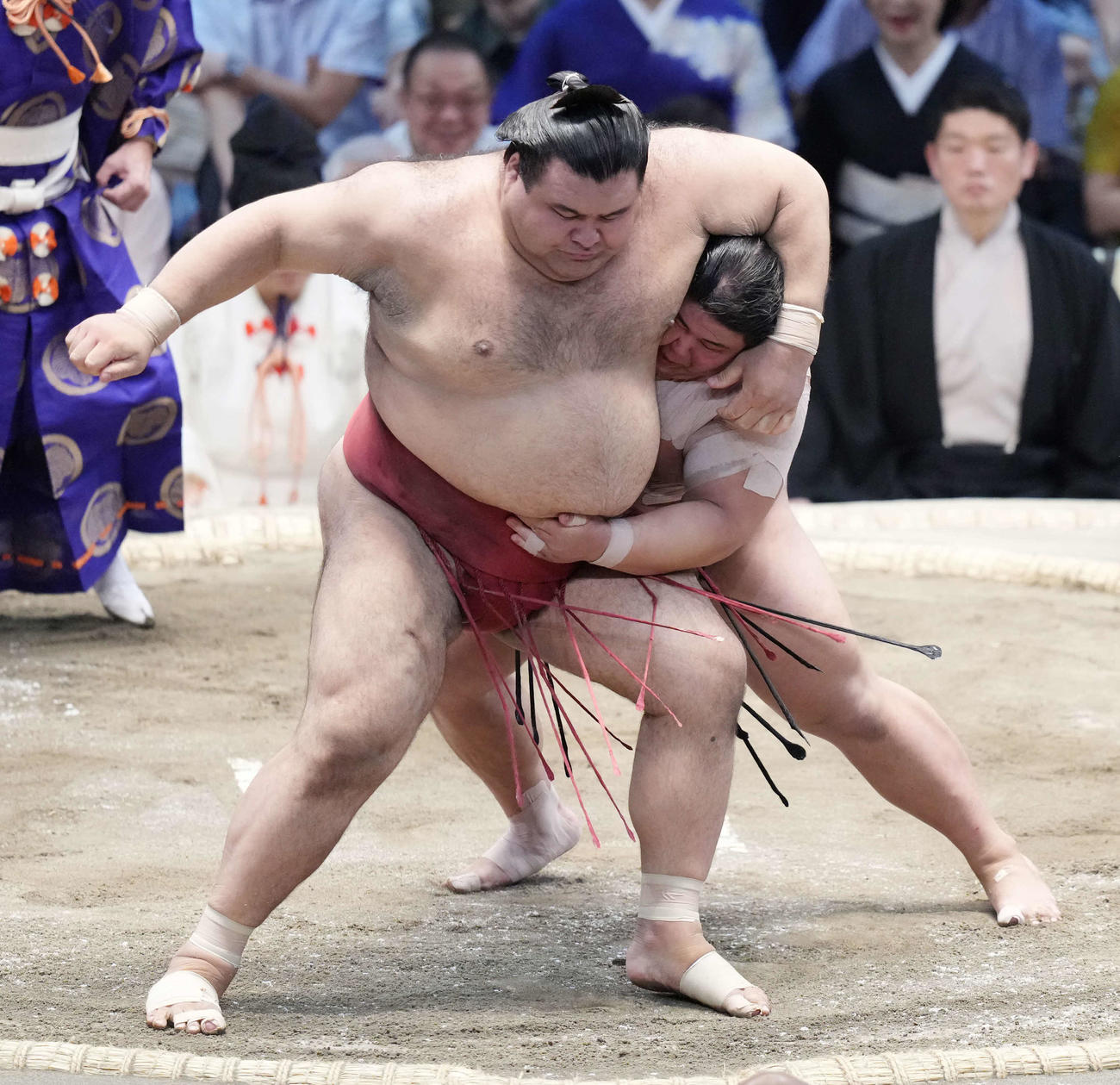 伯桜鵬（右）は高安を送り出しで破る（撮影・小沢裕）