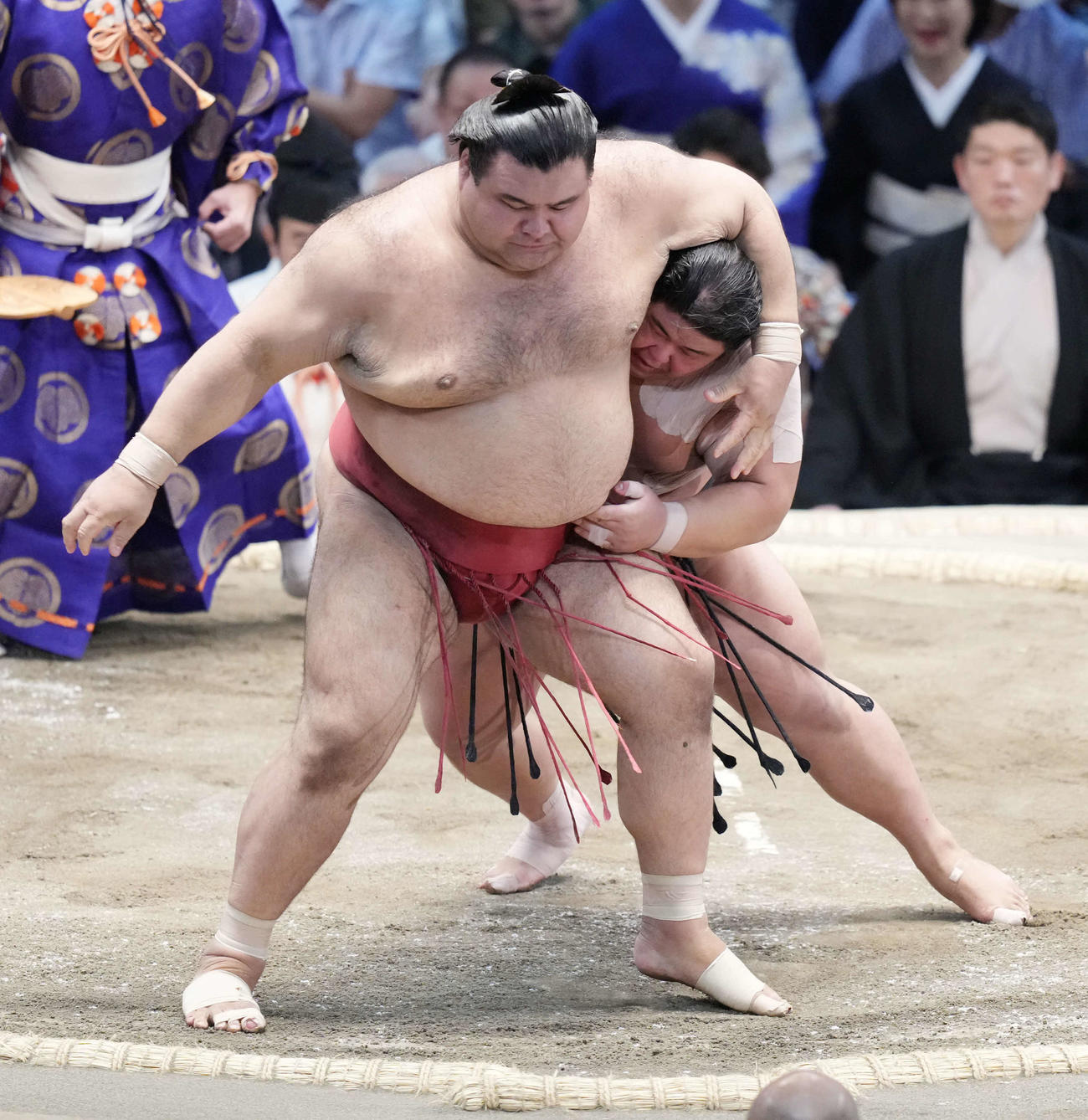 伯桜鵬（右）は高安を送り出しで破る（撮影・小沢裕）