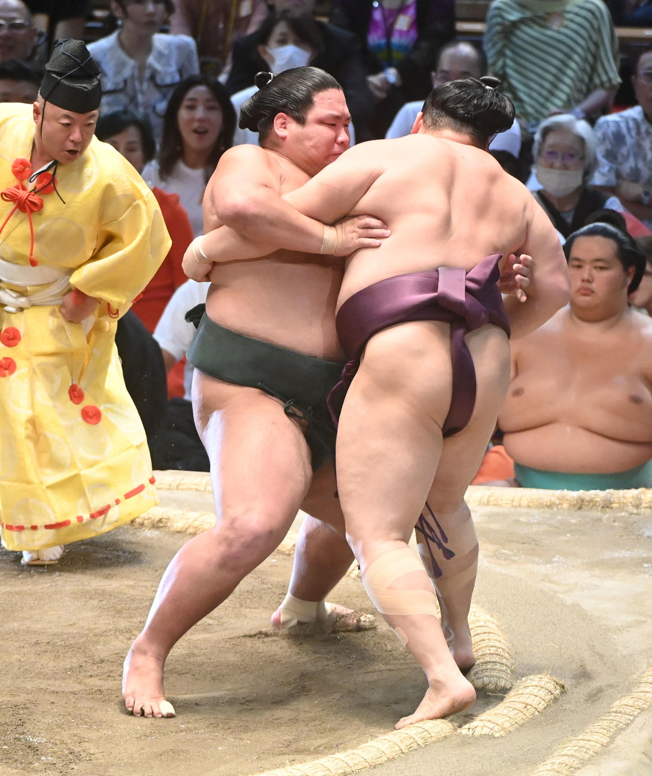 遠藤を寄り切りで破る錦木（左）（撮影・森本幸一）