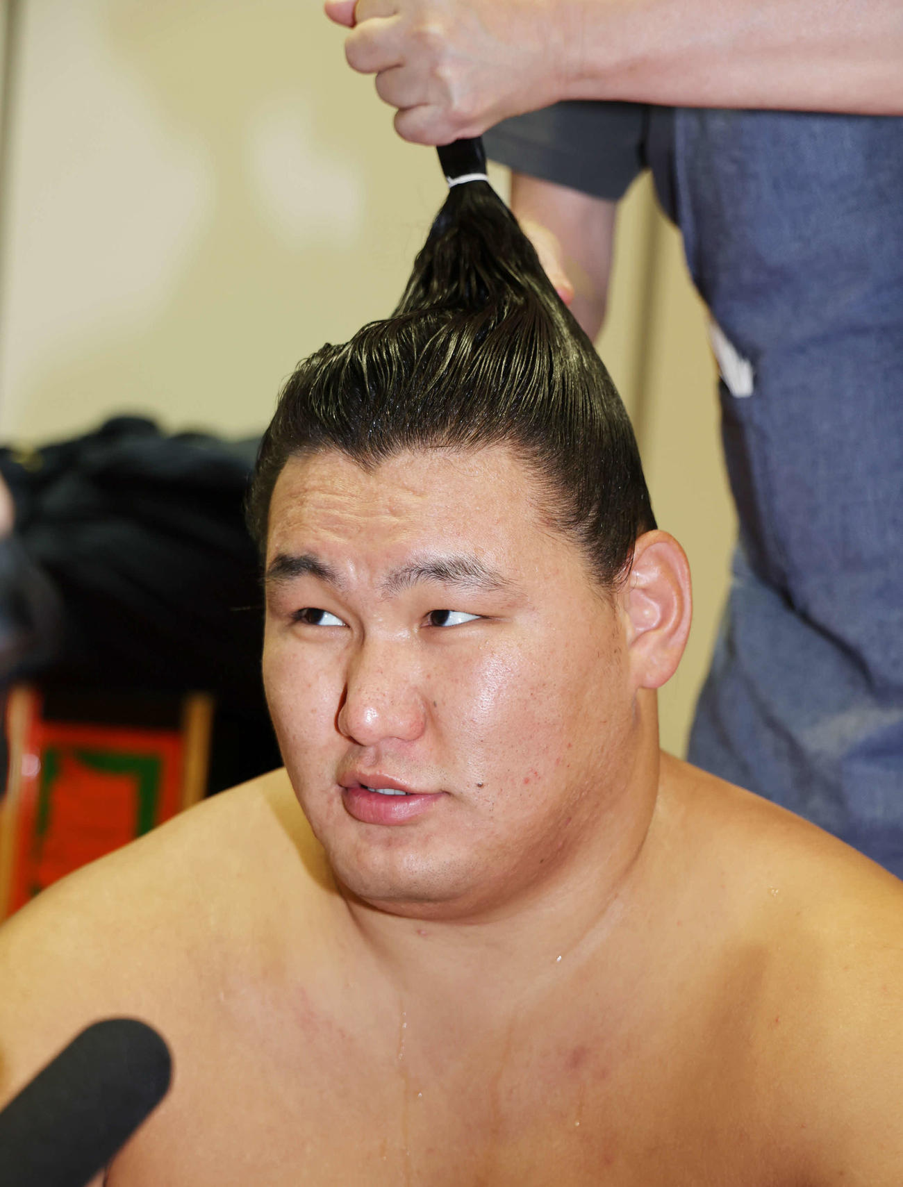支度部屋で髪を整える豊昇龍（代表撮影）