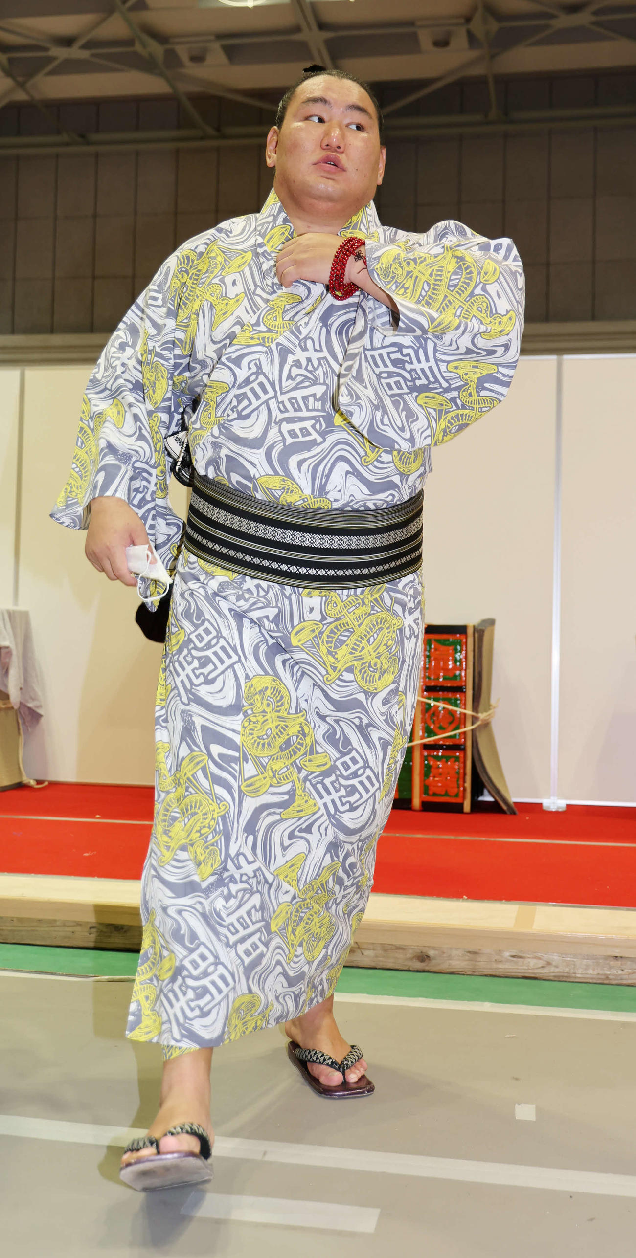 支度部屋で着替えを終え引き揚げる豊昇龍（代表撮影）