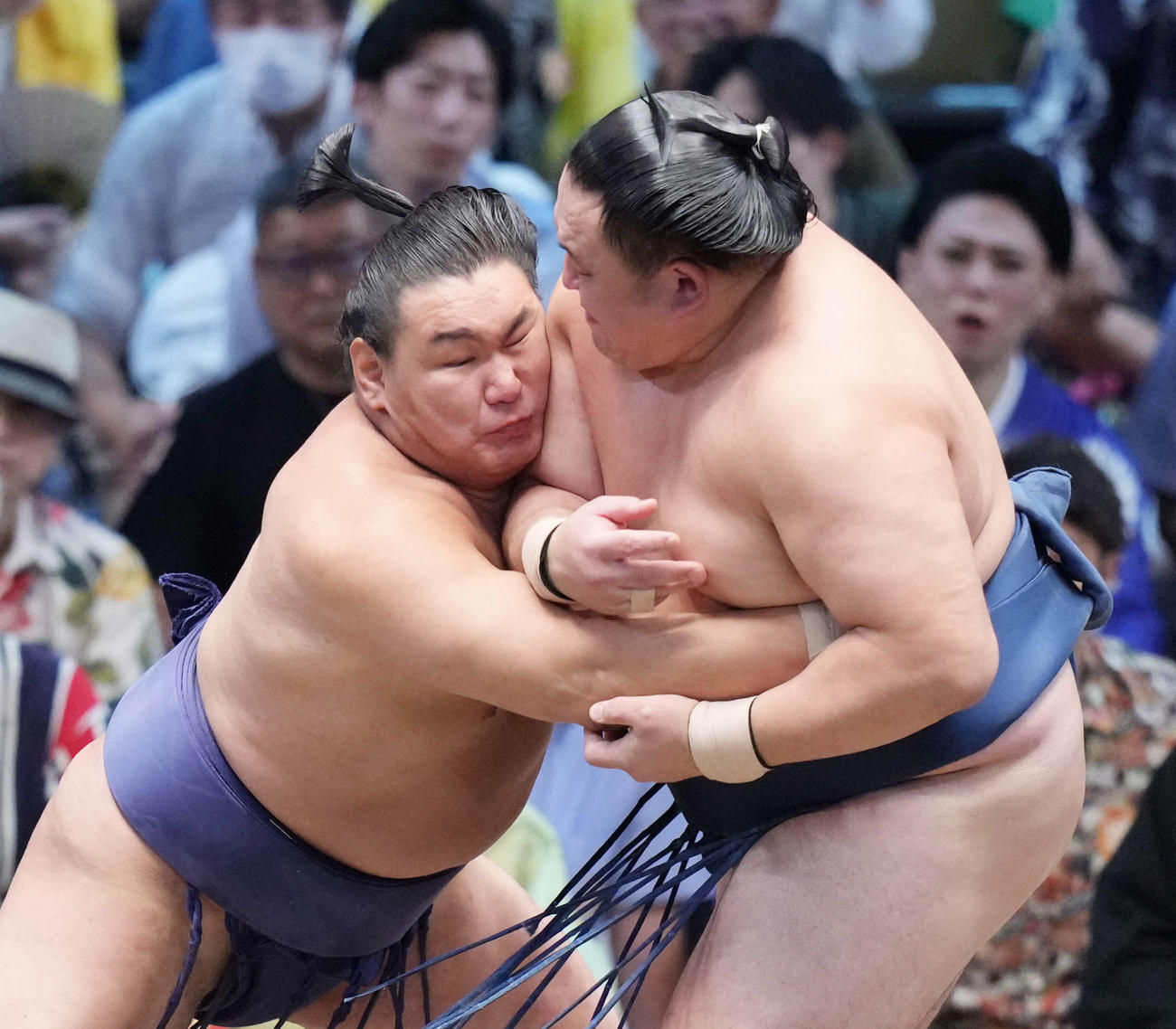 玉鷲（右）の突きをこらえ身体を密着させて攻め込む豊昇龍（撮影・小沢裕）
