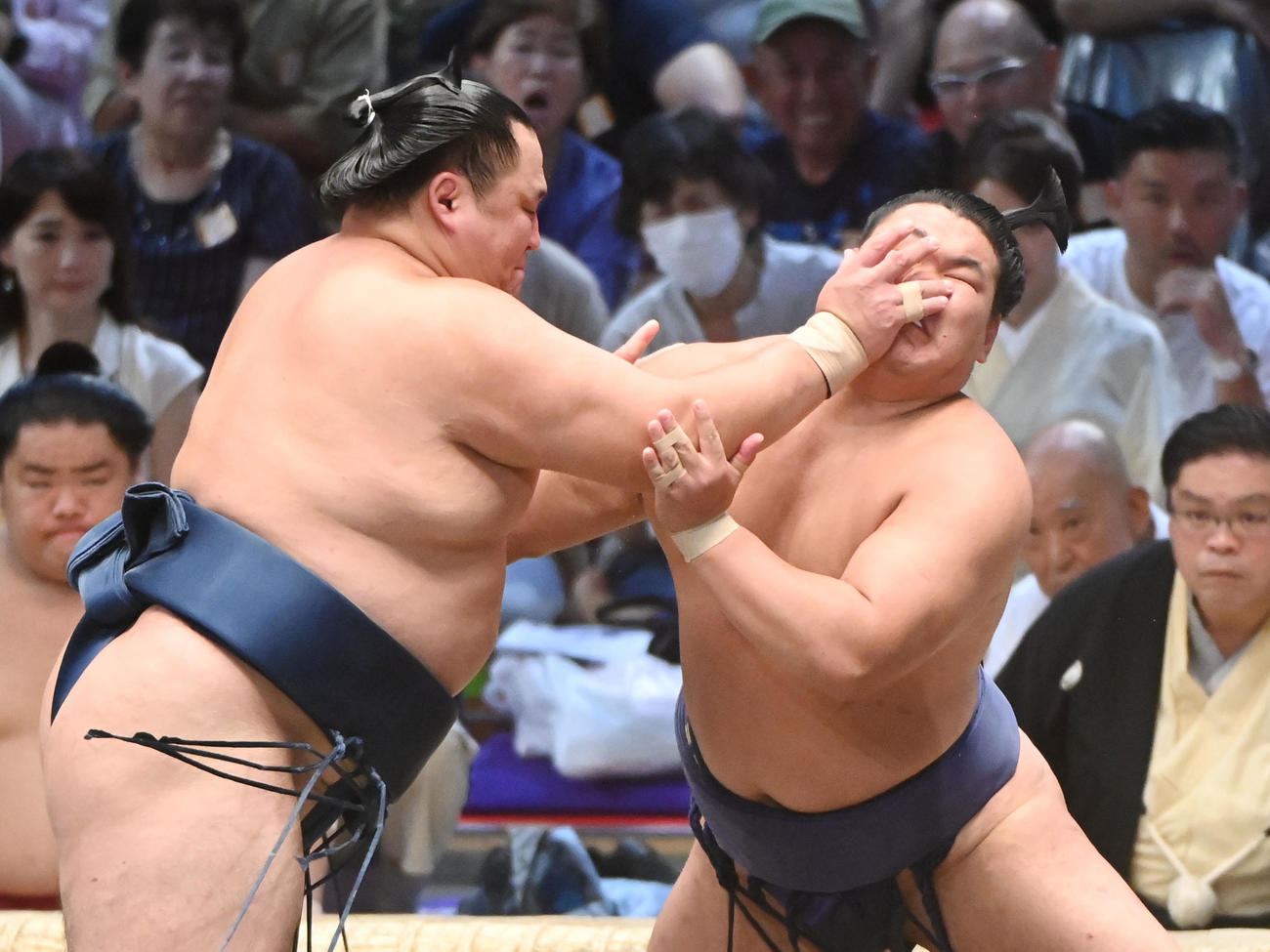 玉鷲の突きを耐える豊昇龍（右）（撮影・森本幸一）