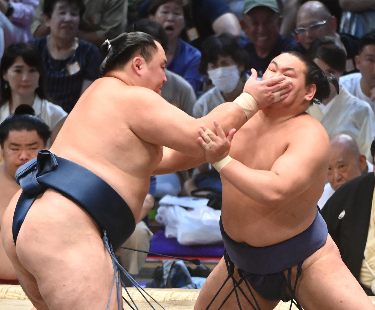 玉鷲の突きを耐える豊昇龍（右）（撮影・森本幸一）