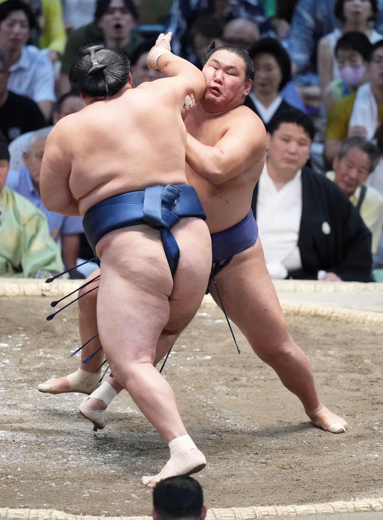玉鷲をいなし土俵際へ攻め込む豊昇龍（撮影・小沢裕）