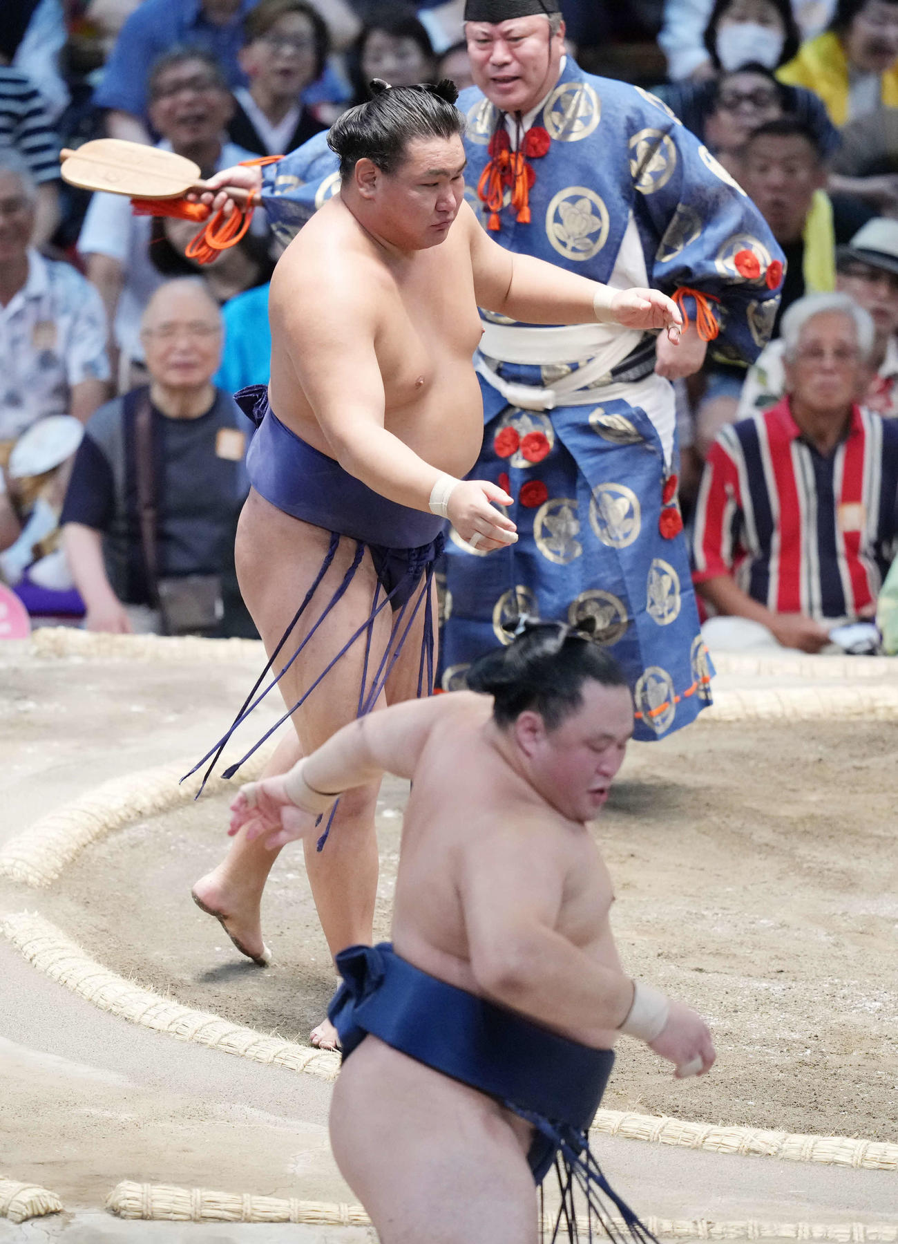 玉鷲（下）を押し出しで破る豊昇龍（撮影・小沢裕）