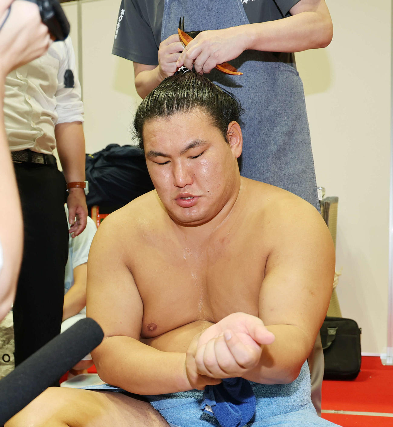 支度部屋で髪を整える豊昇龍（代表撮影）