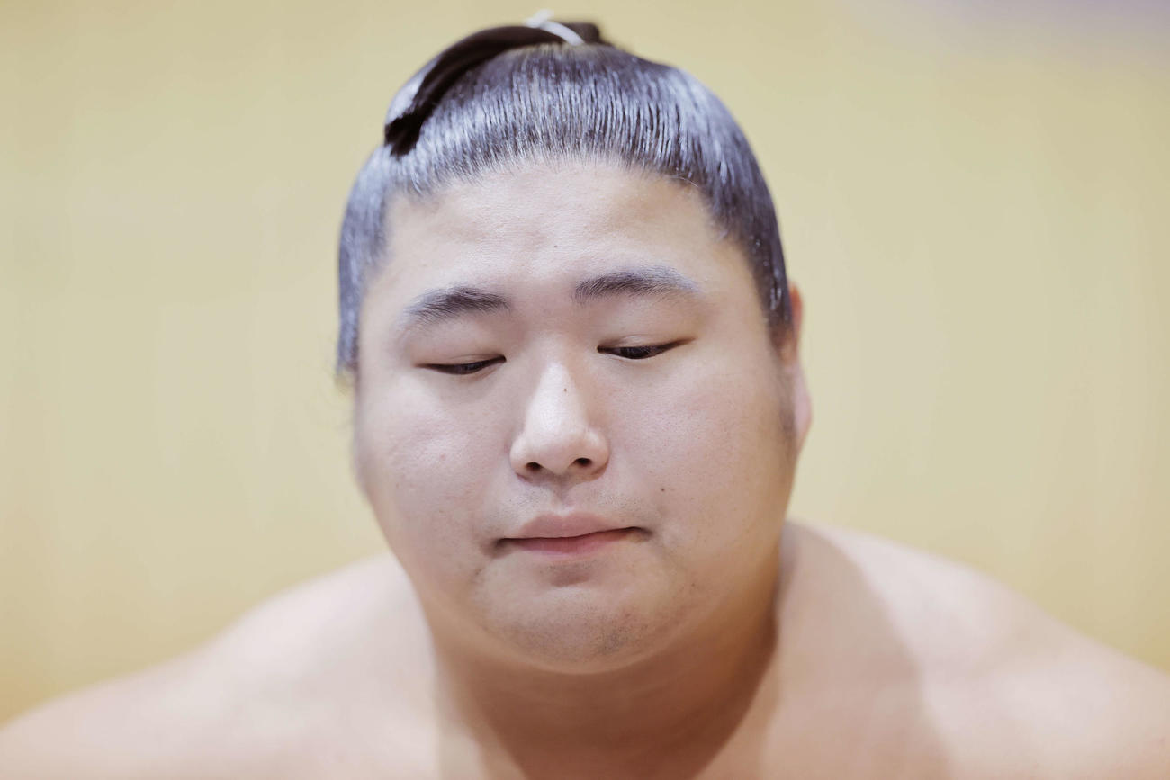 支度部屋で囲み取材に応じる若元春（代表撮影）