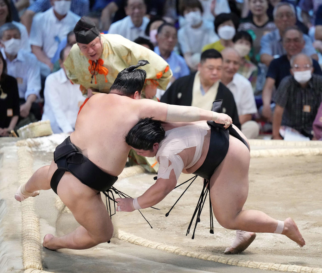 伯桜鵬（右）は阿炎を押し出しで破る（撮影・小沢裕）