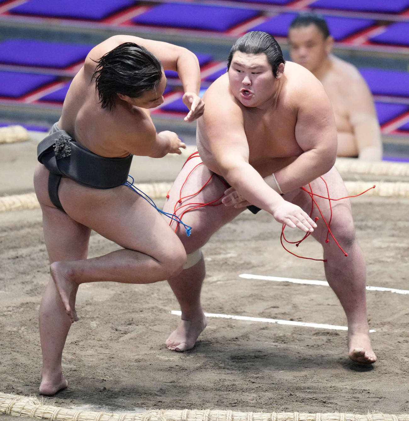 安大翔は優富士（左）を押し出しで破り序ノ口優勝を決める（撮影・小沢裕）