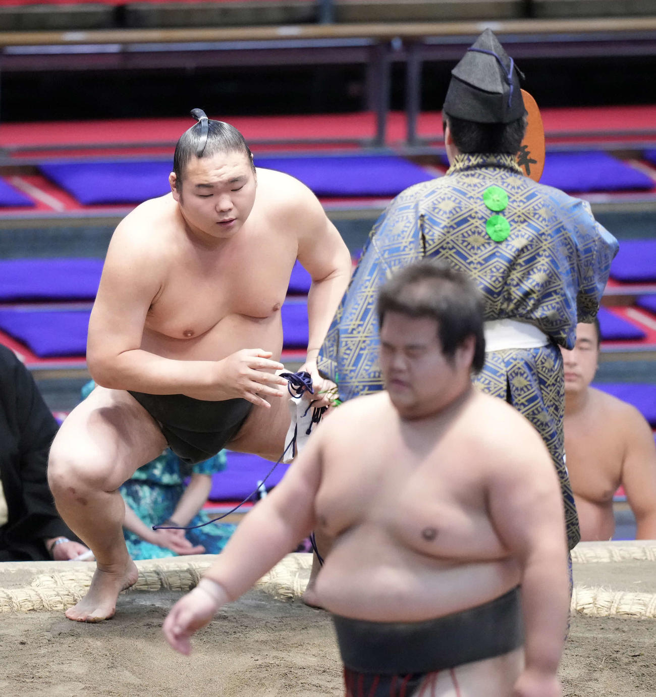 序二段優勝を決めた小城ノ正。手前は風佑城（撮影・小沢裕）