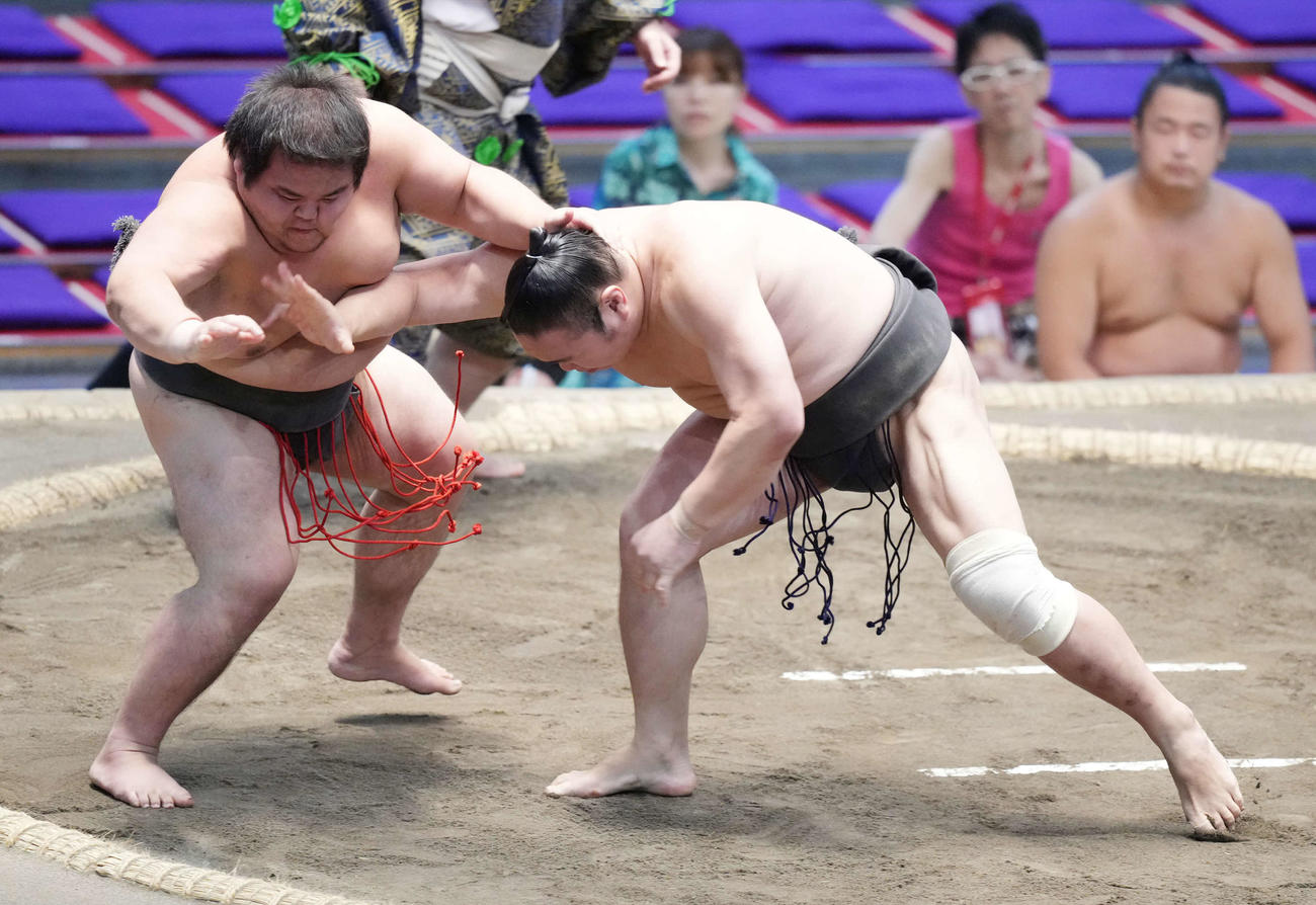 小城ノ正は風佑城（左）を押し倒しで破る（撮影・小沢裕）
