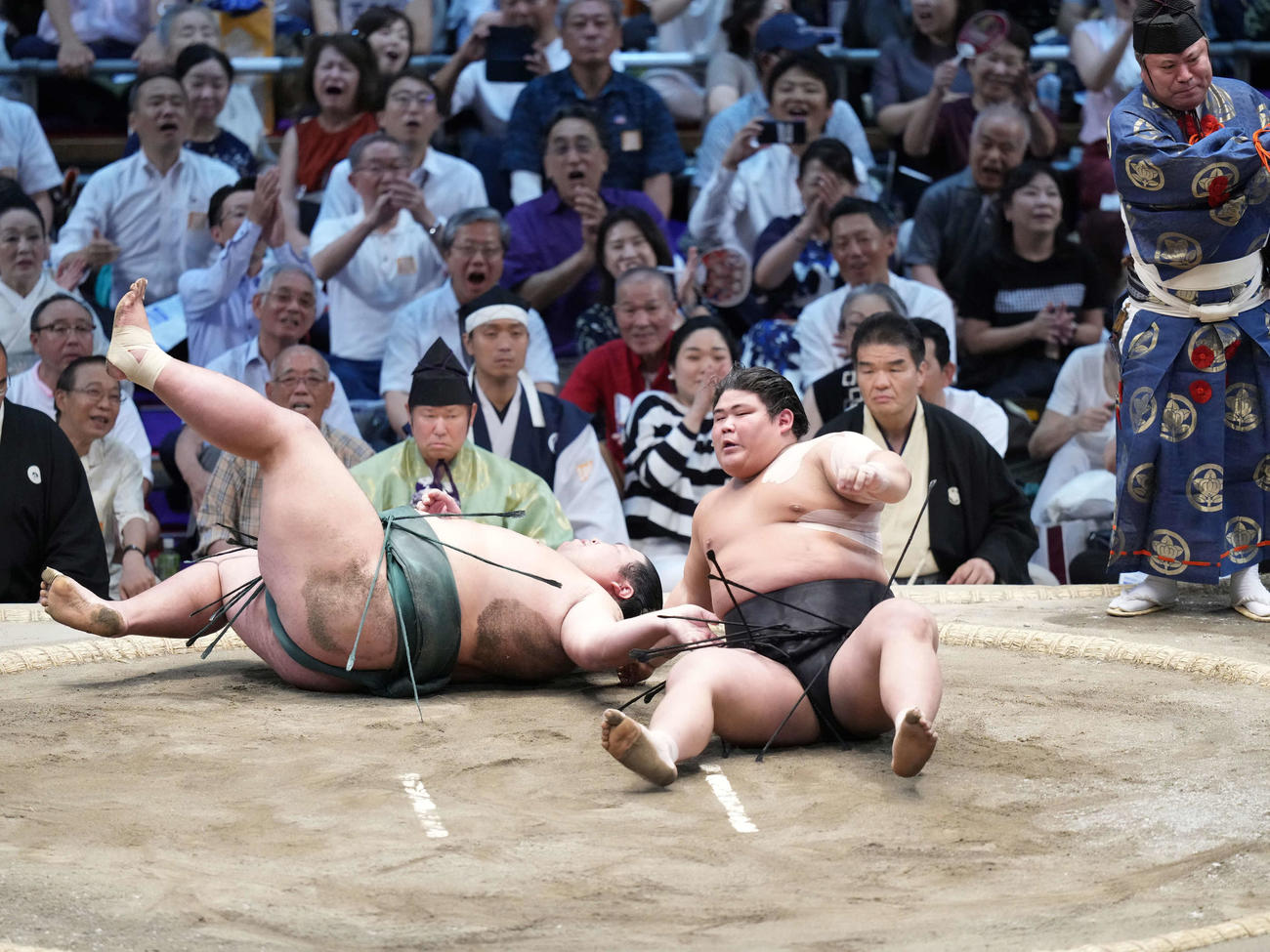 伯桜鵬（右）は内がけで錦木を破る（撮影・小沢裕）