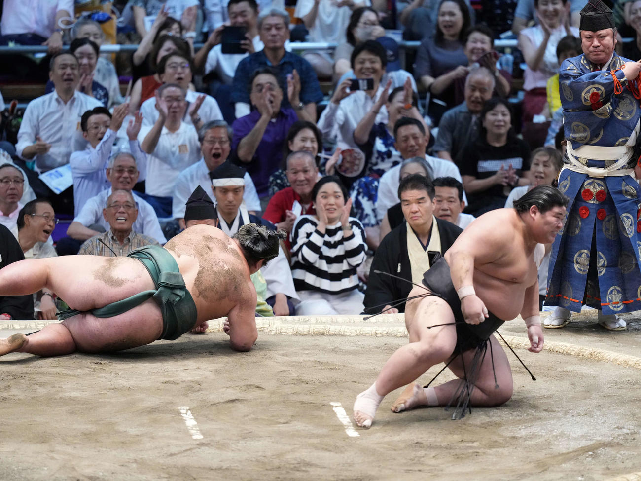 伯桜鵬（右）は内がけで錦木を破る（撮影・小沢裕）