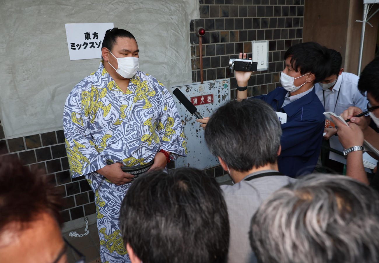 取り組み終了後、取材に応じる豊昇龍（代表撮影）