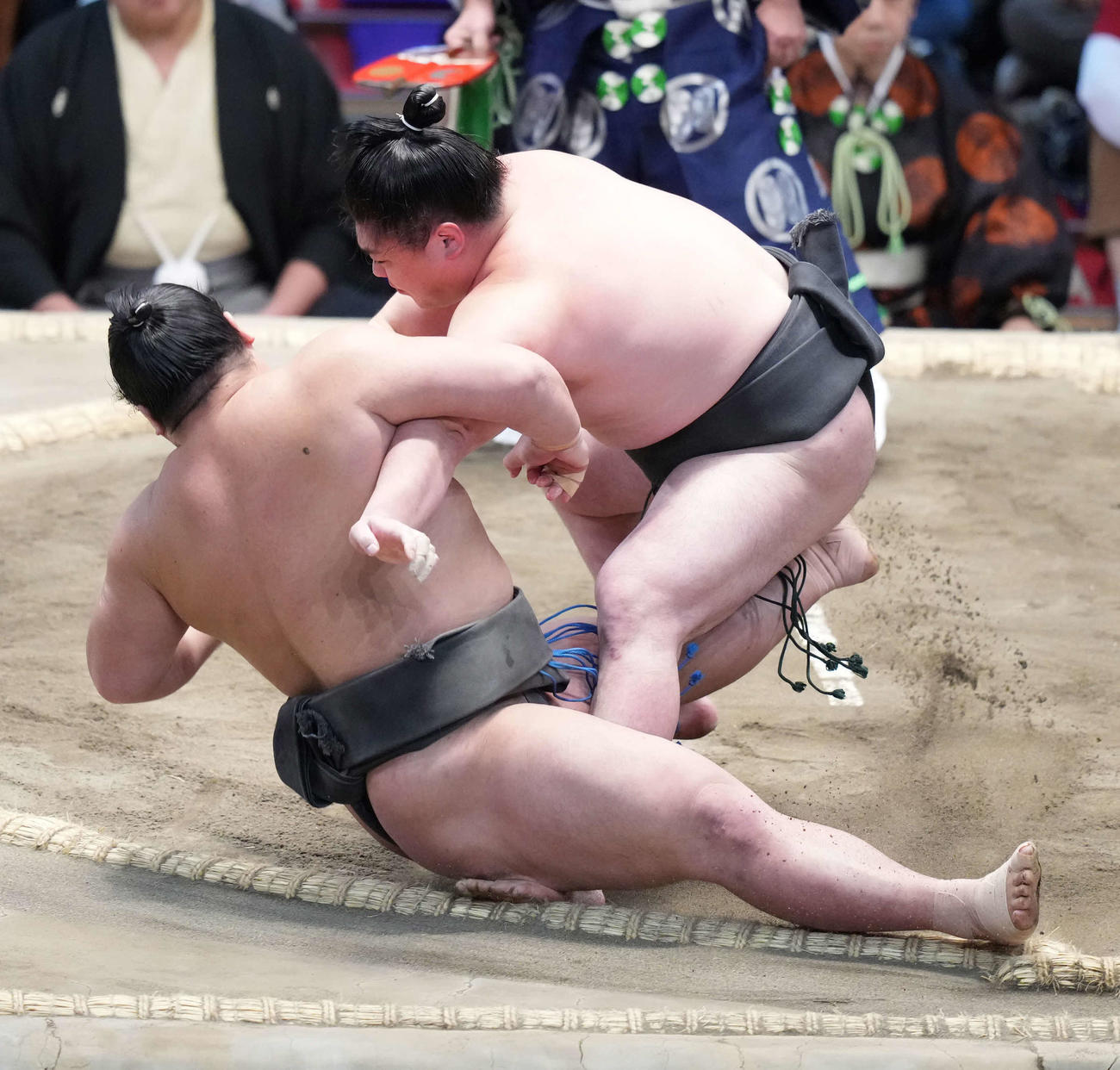 時疾風は栃清龍（下）を寄り倒しで破り幕下優勝を決める（撮影・小沢裕）