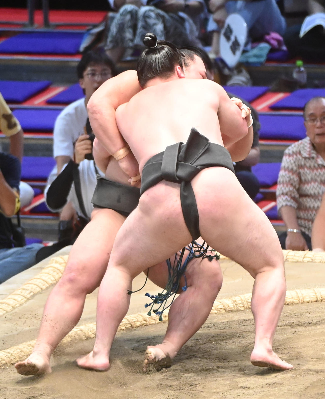 時疾風（手前）は寄り倒しで栃青龍を破る（撮影・森本幸一）
