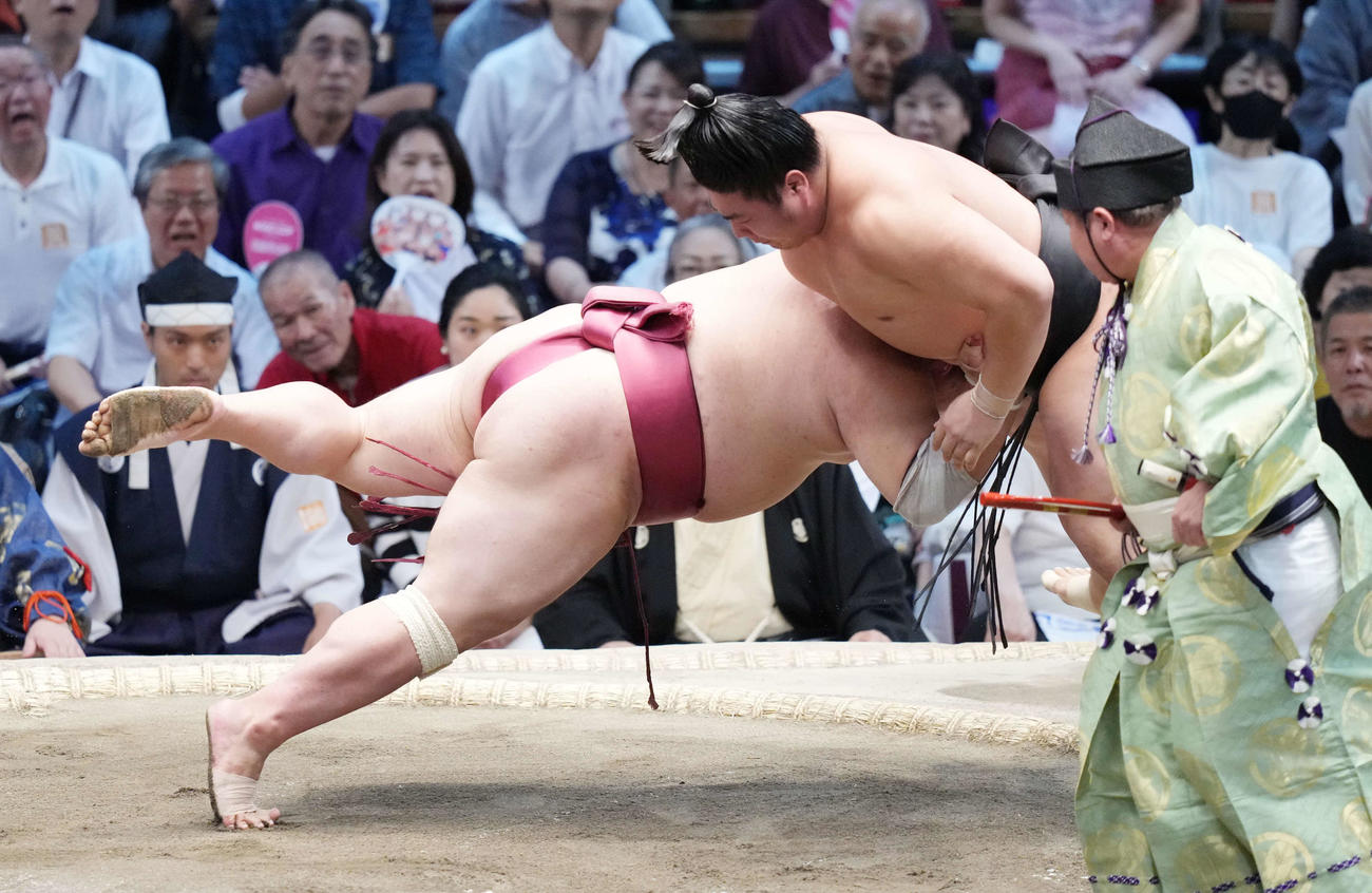 若元春は大栄翔（左）をはたき込みで破る（撮影・小沢裕）