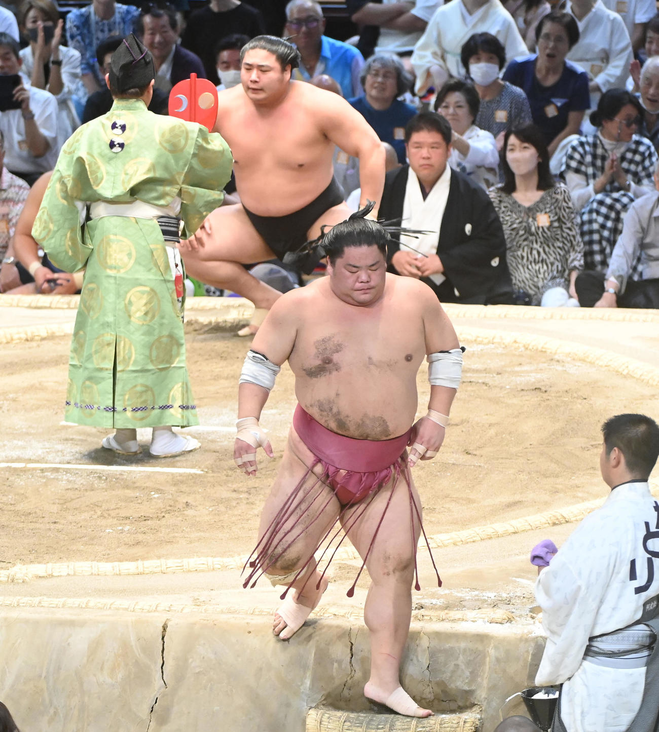 若元春にはたき込みで敗れ土俵を降りる大栄翔（手前）（撮影・森本幸一）