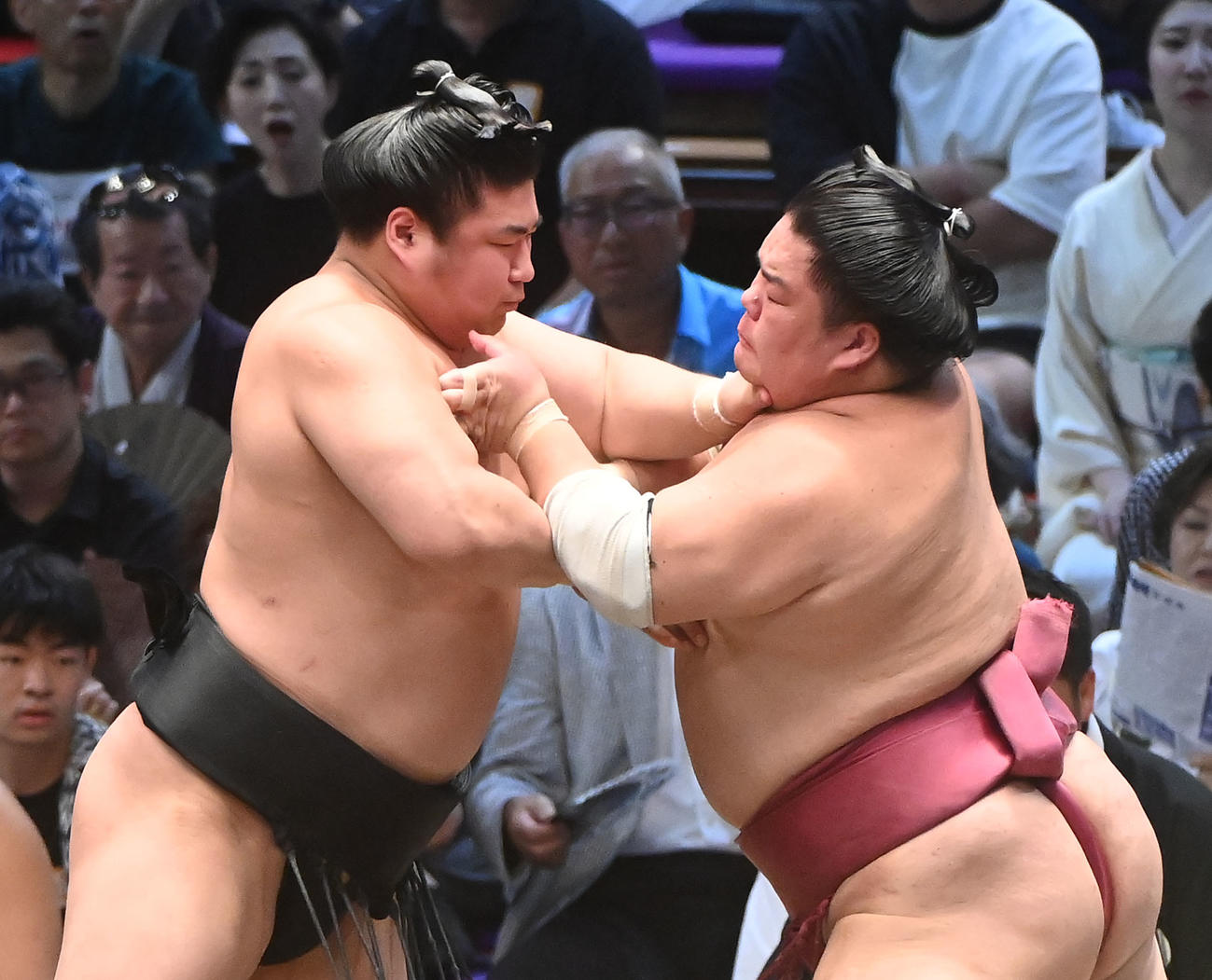 若元春（左）は大栄翔を激しく突きで攻める（撮影・森本幸一）