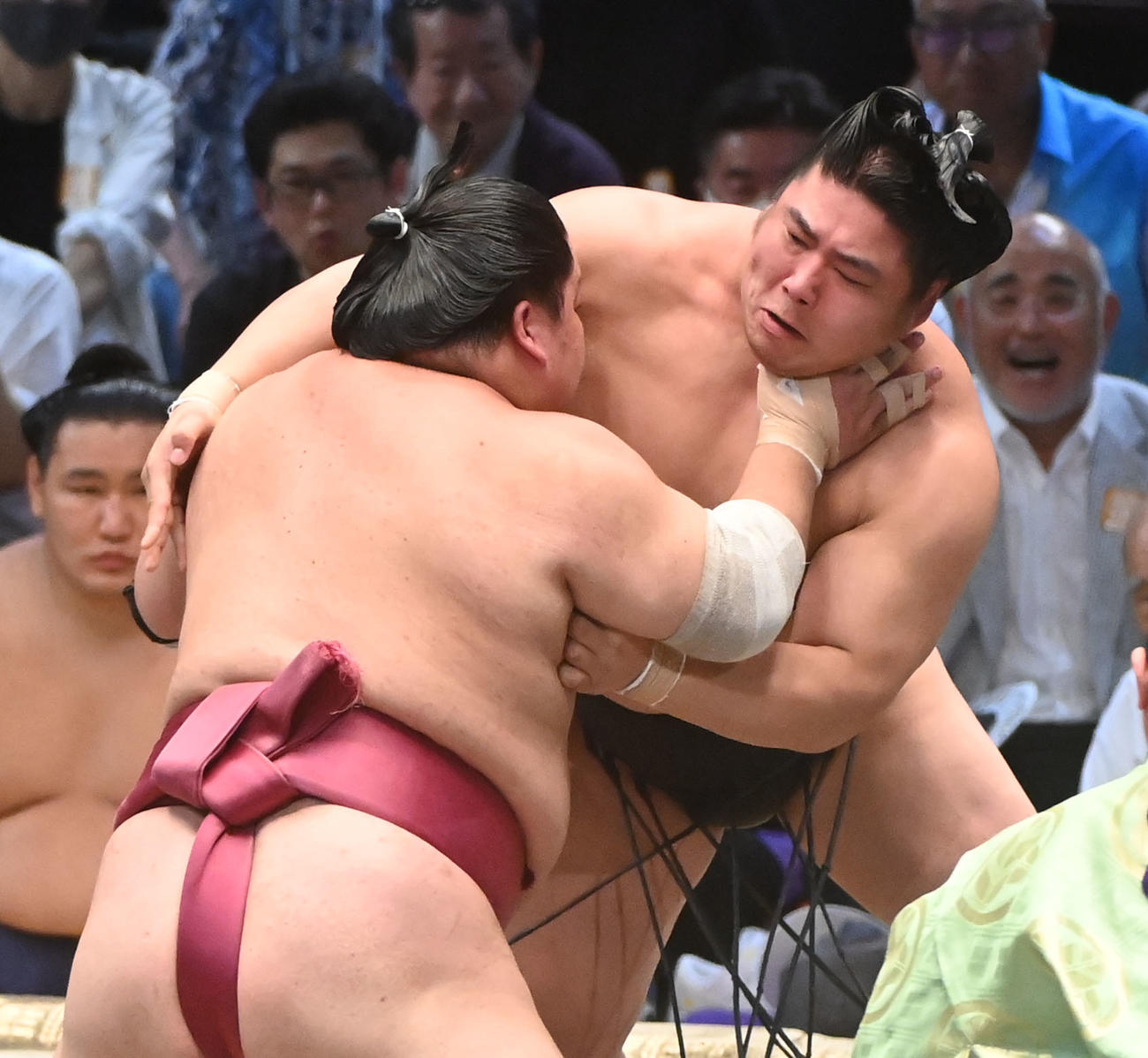 若元春（右）は大栄翔の突きを耐える（撮影・森本幸一）