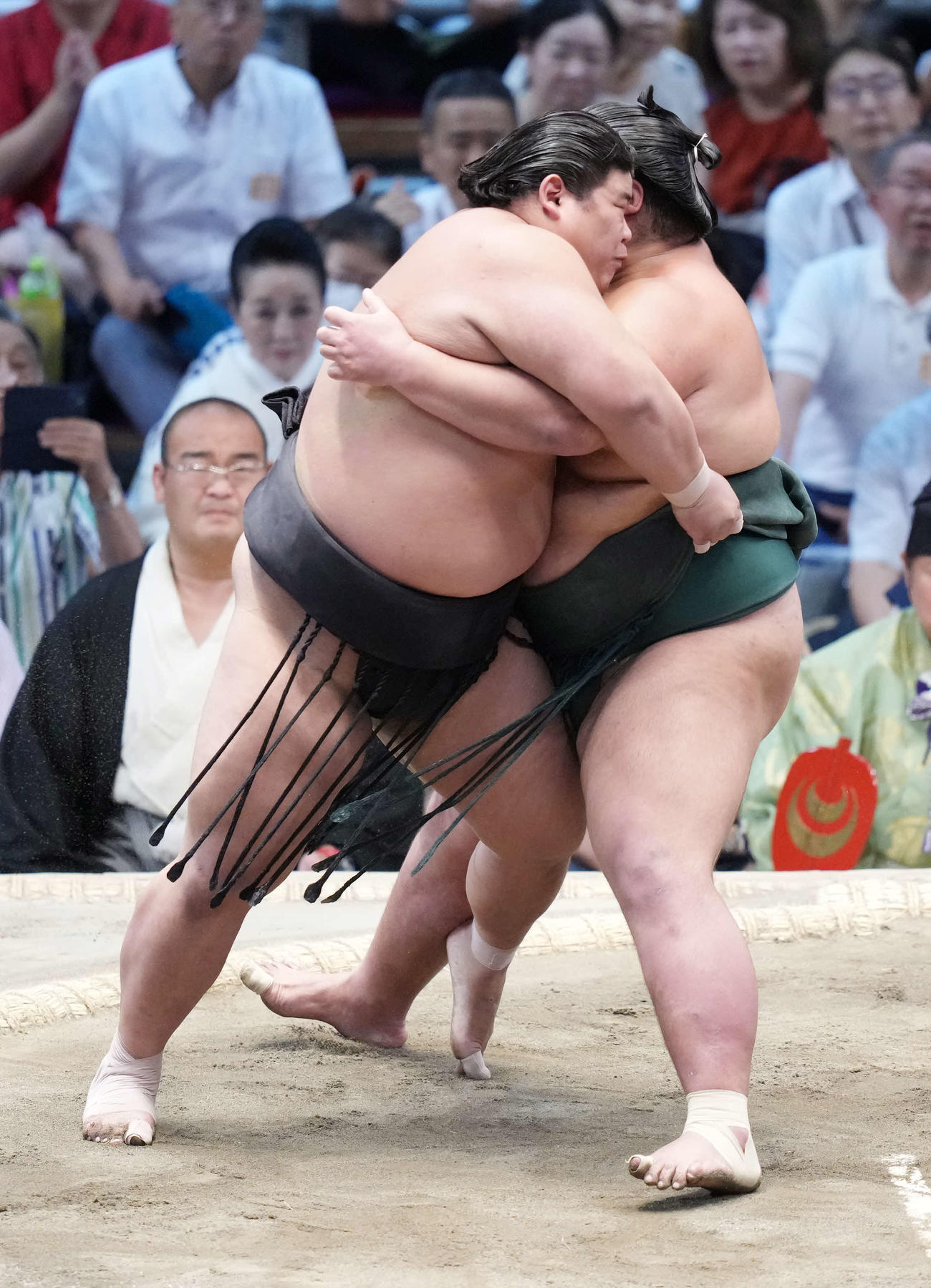 伯桜鵬（左）は内がけで錦木を破る（撮影・小沢裕）