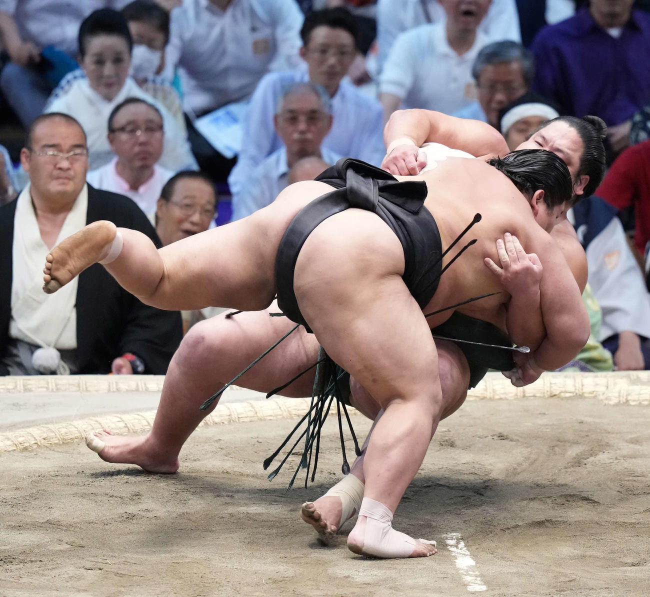 伯桜鵬（手前）は内がけで錦木を破る（撮影・小沢裕）