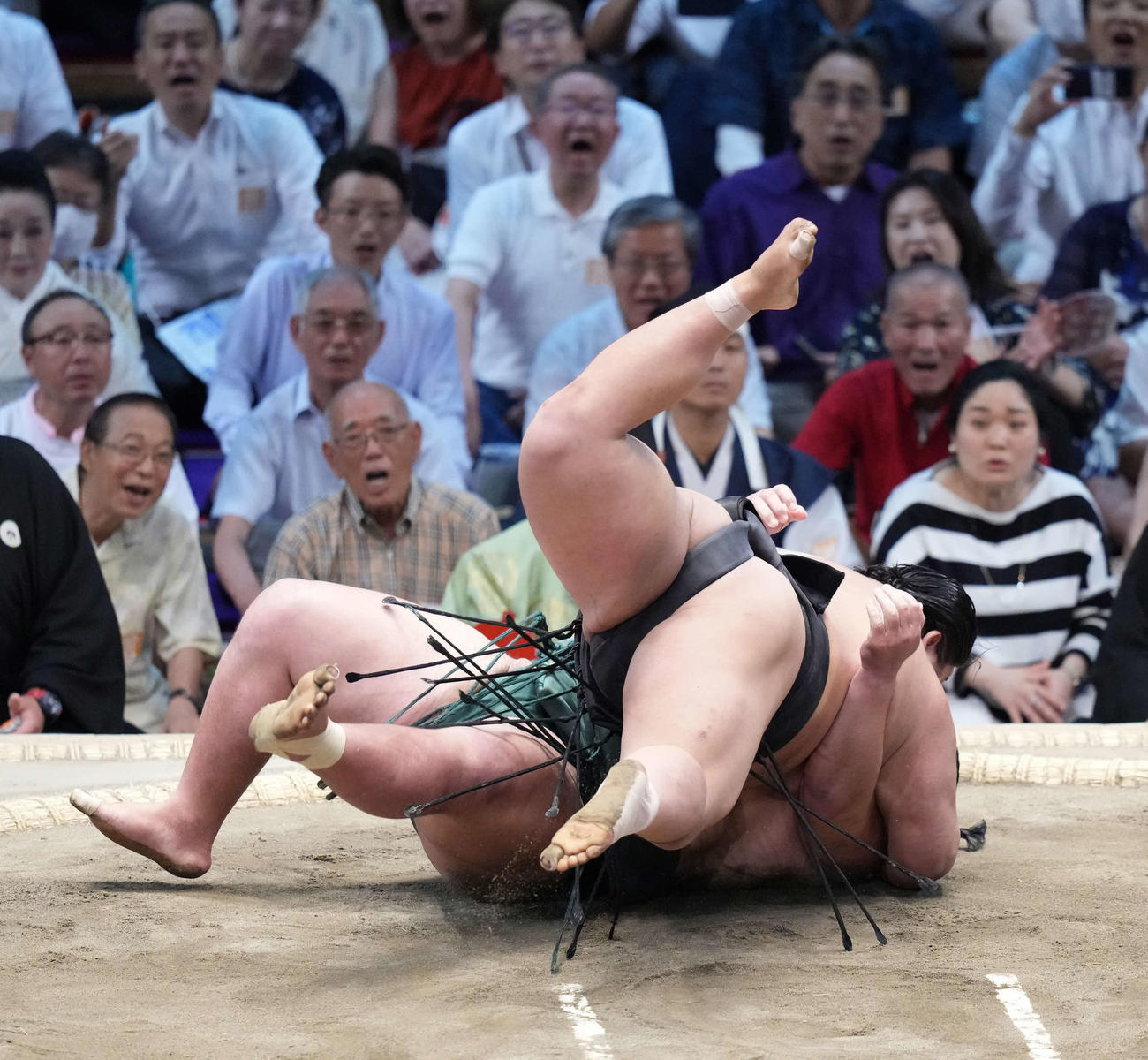 伯桜鵬（右）は内がけで錦木を破る（撮影・小沢裕）