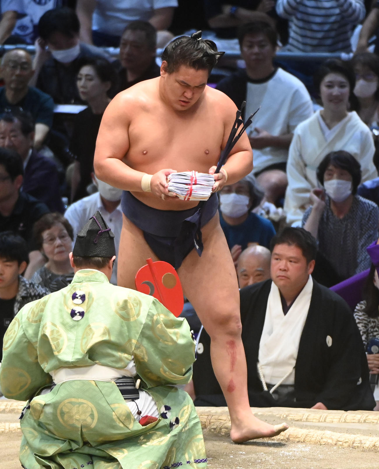豊昇龍は霧島を寄り切りで破り懸賞を手にする（撮影・森本幸一）