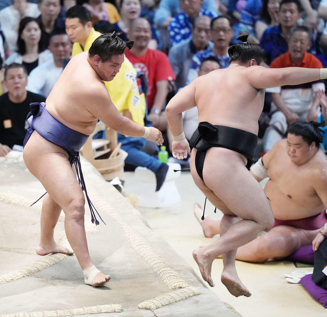 豊昇龍（左）は霧島を寄り切りで破る（撮影・小沢裕）