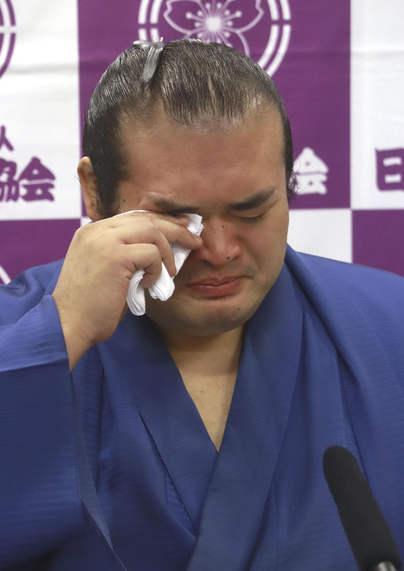 記者会見で涙を拭う現役引退を発表した千代の国（日本相撲協会提供）