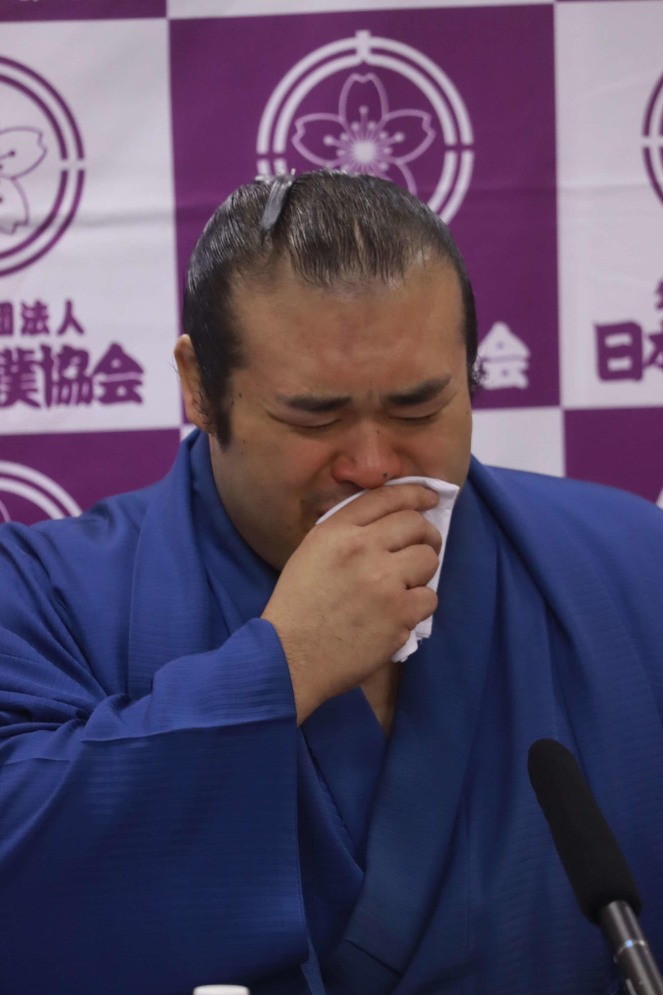 記者会見で涙を拭う現役引退を発表した千代の国（日本相撲協会提供）