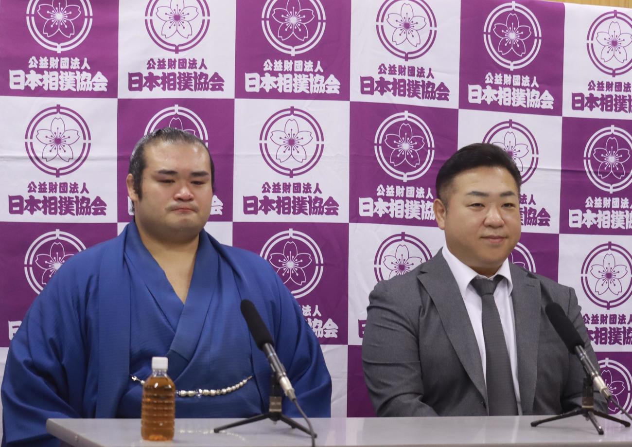 オンラインで記者会見する現役引退を発表した千代の国。右は師匠の九重親方（日本相撲協会提供）