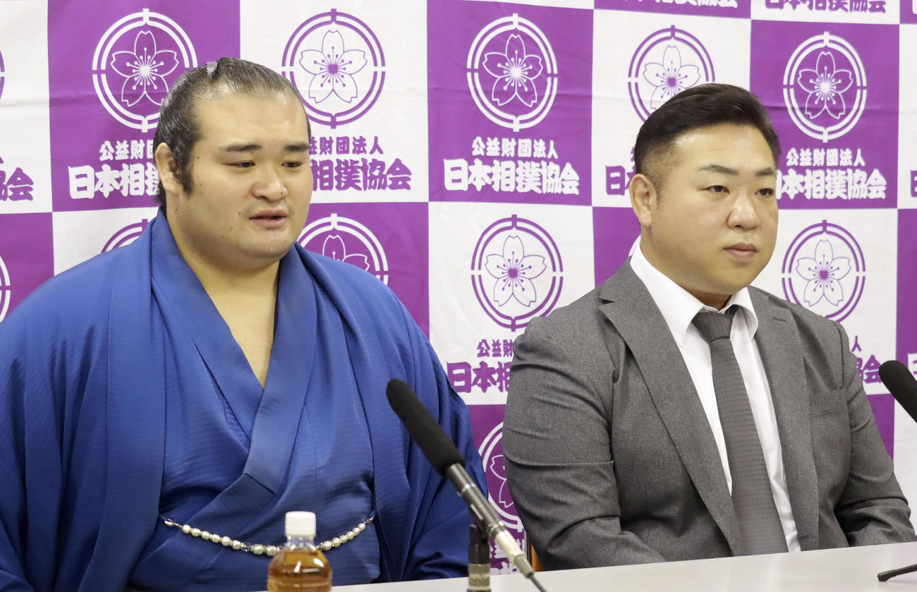 オンラインで記者会見する現役引退を発表した千代の国。右は師匠の九重親方（日本相撲協会提供）