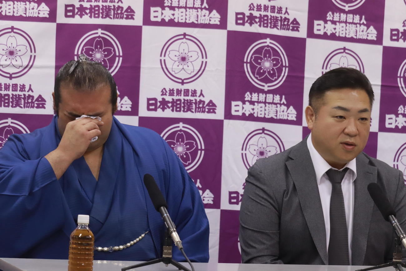 オンラインで記者会見する現役引退を発表した千代の国。右は師匠の九重親方（日本相撲協会提供）