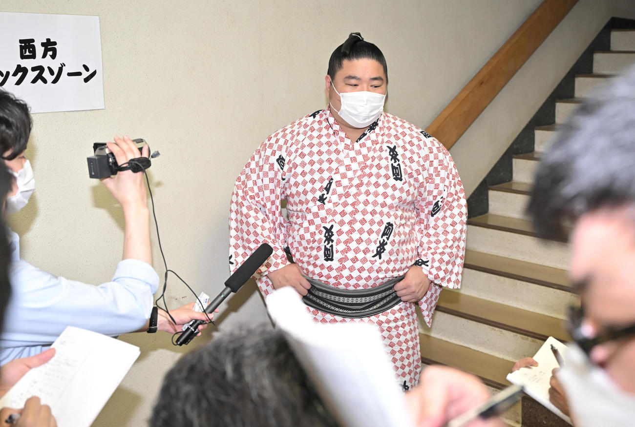 取り組みを終え取材に応じる若元春（代表撮影）