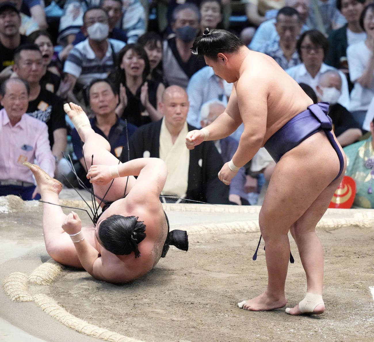 豊昇龍は若元春（左）を小手投げで破る（撮影・小沢裕）