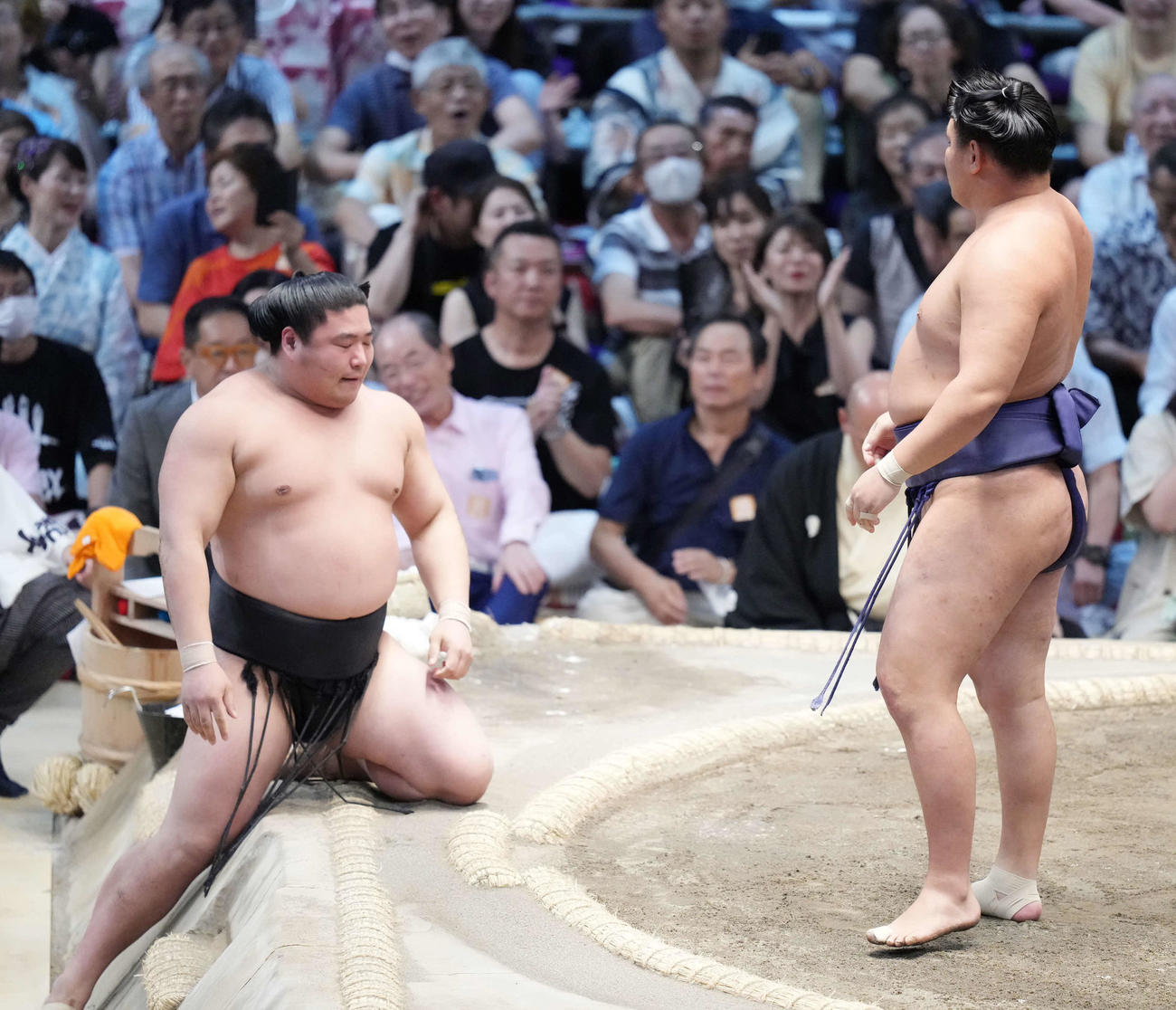 豊昇龍は若元春（左）を小手投げで破る（撮影・小沢裕）