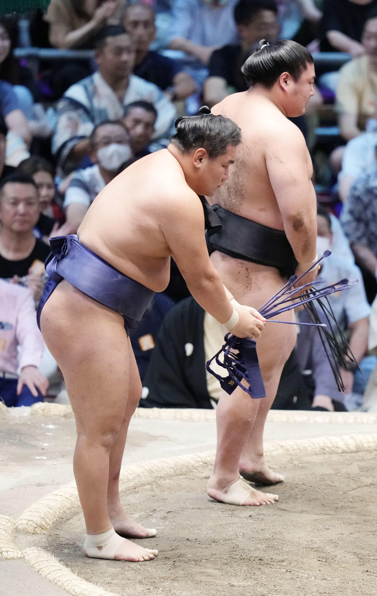 豊昇龍は若元春（右）を小手投げで破る（撮影・小沢裕）